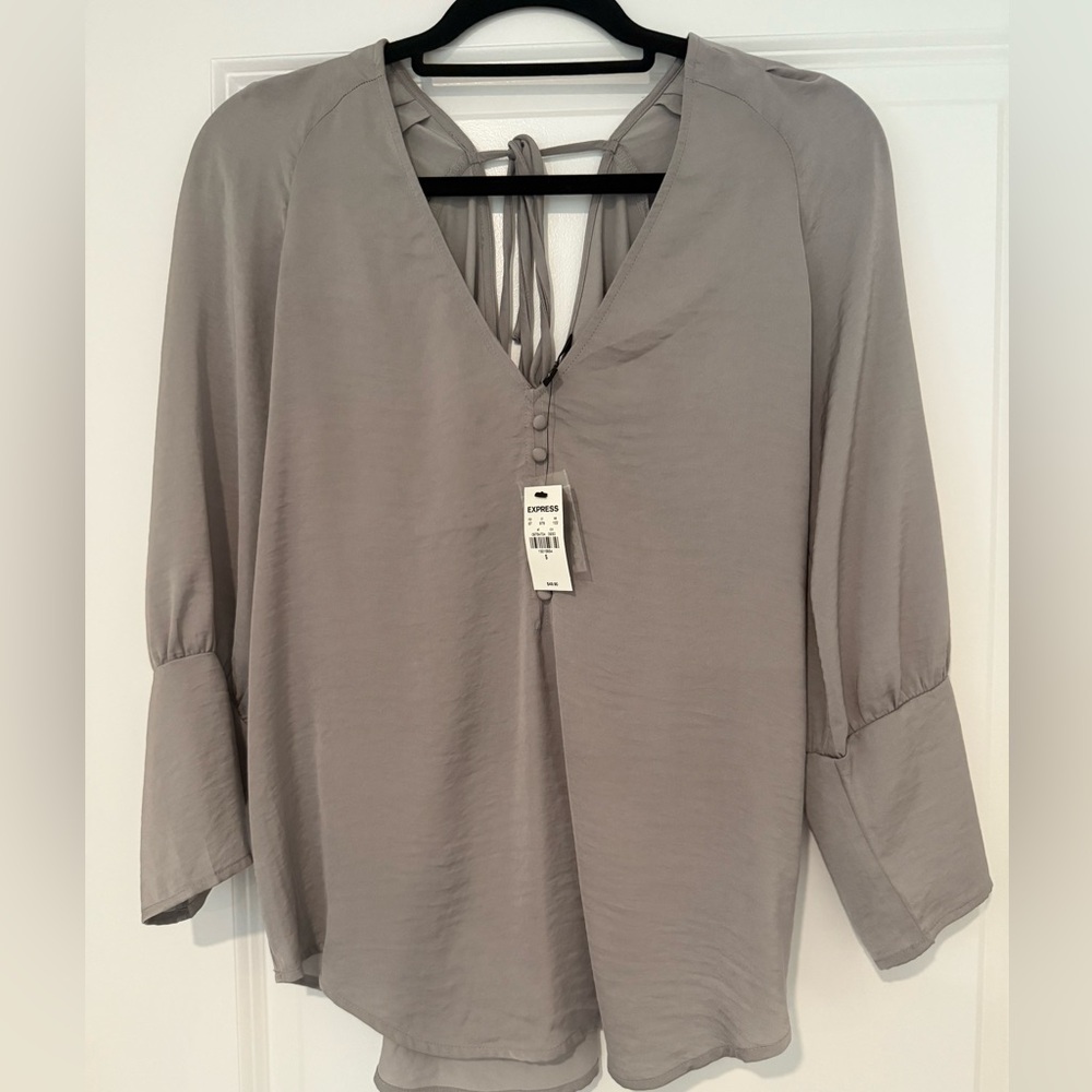 NWT Express Gray feminine button-front 3/4 Sleeve Blouse